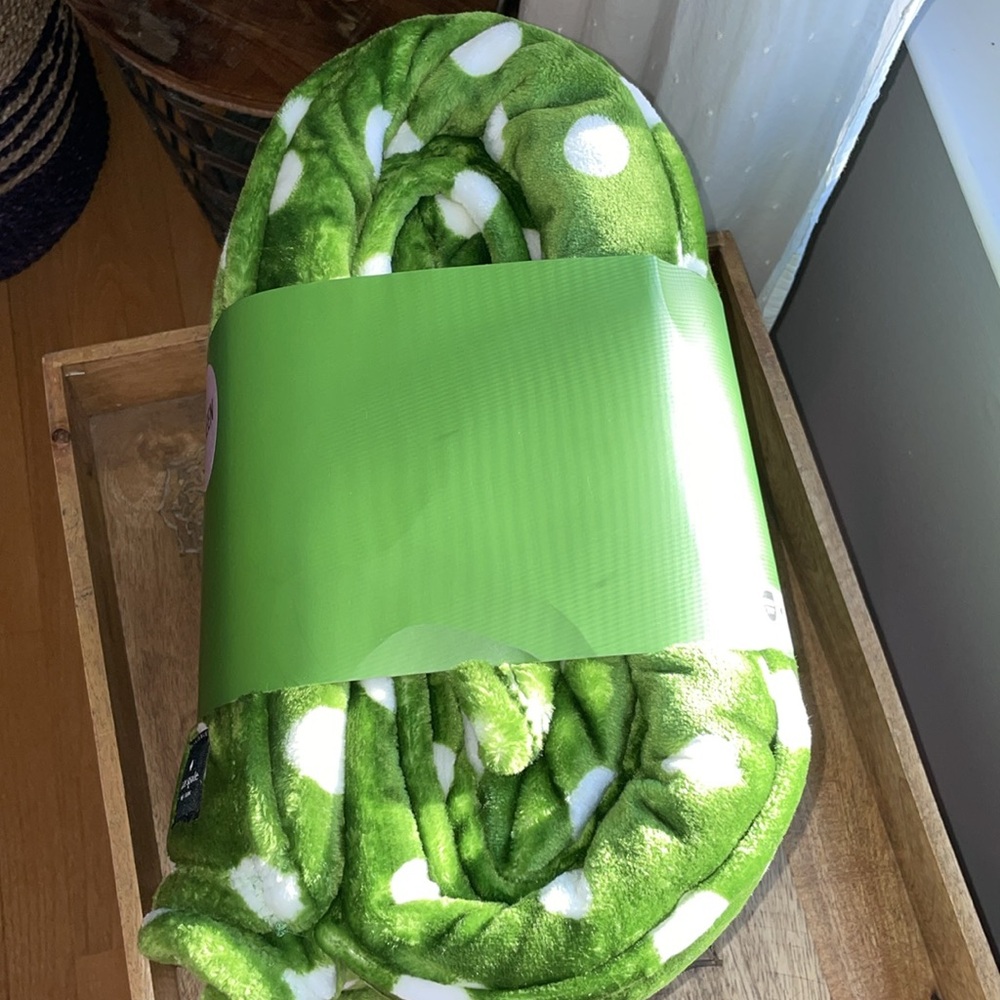 🎉HP🎉♠️KATE SPADE ♠️ Plush Adorable Polka Dot Fleece Queen Blanket - Picture 8 of 8